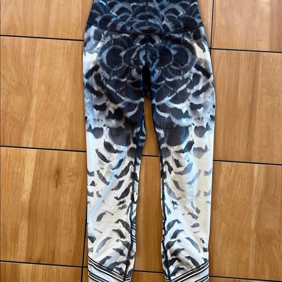 Rare Lululemon tights. Size 2 - Picture 1 of 5